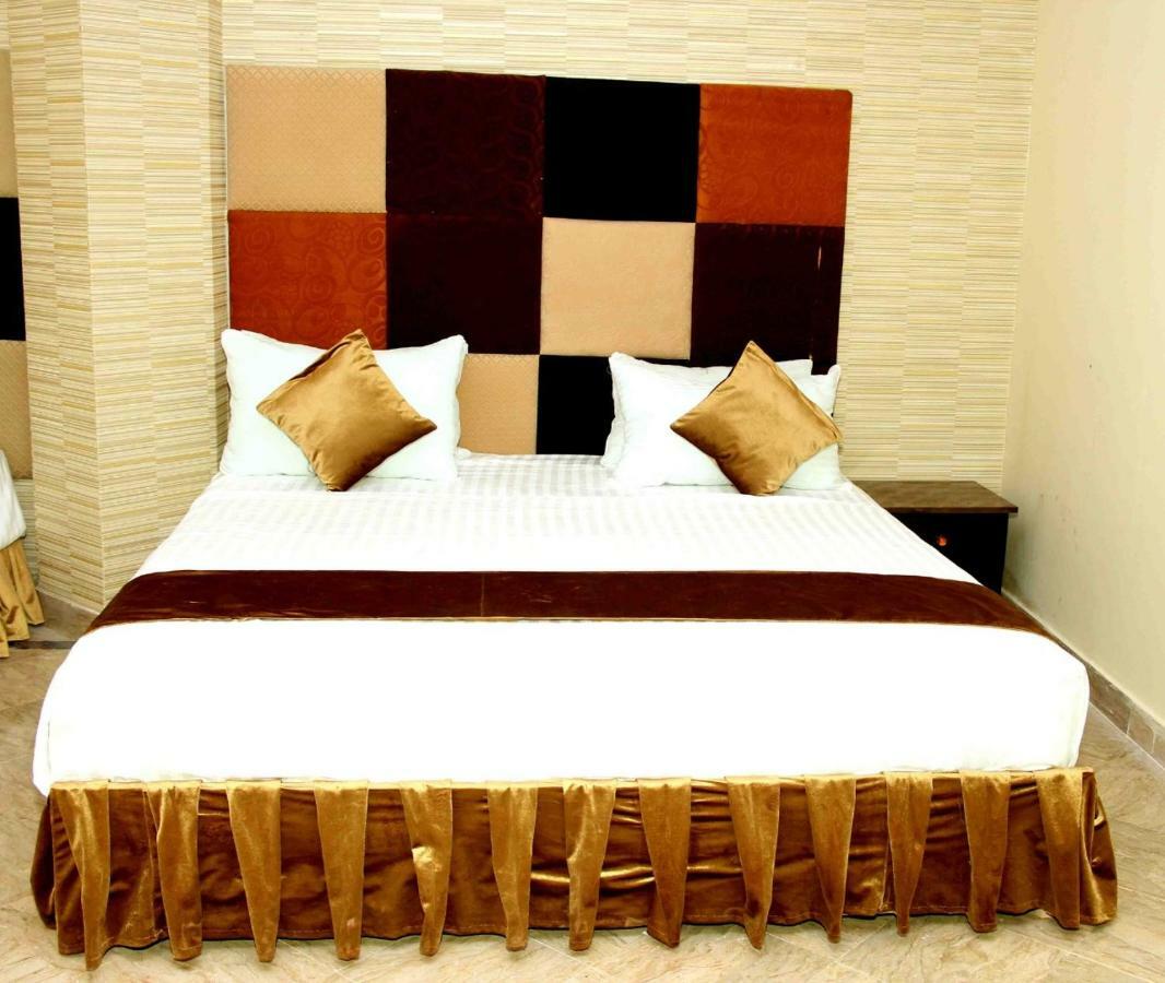 Premier Inn Gulberg Lahore Buitenkant foto