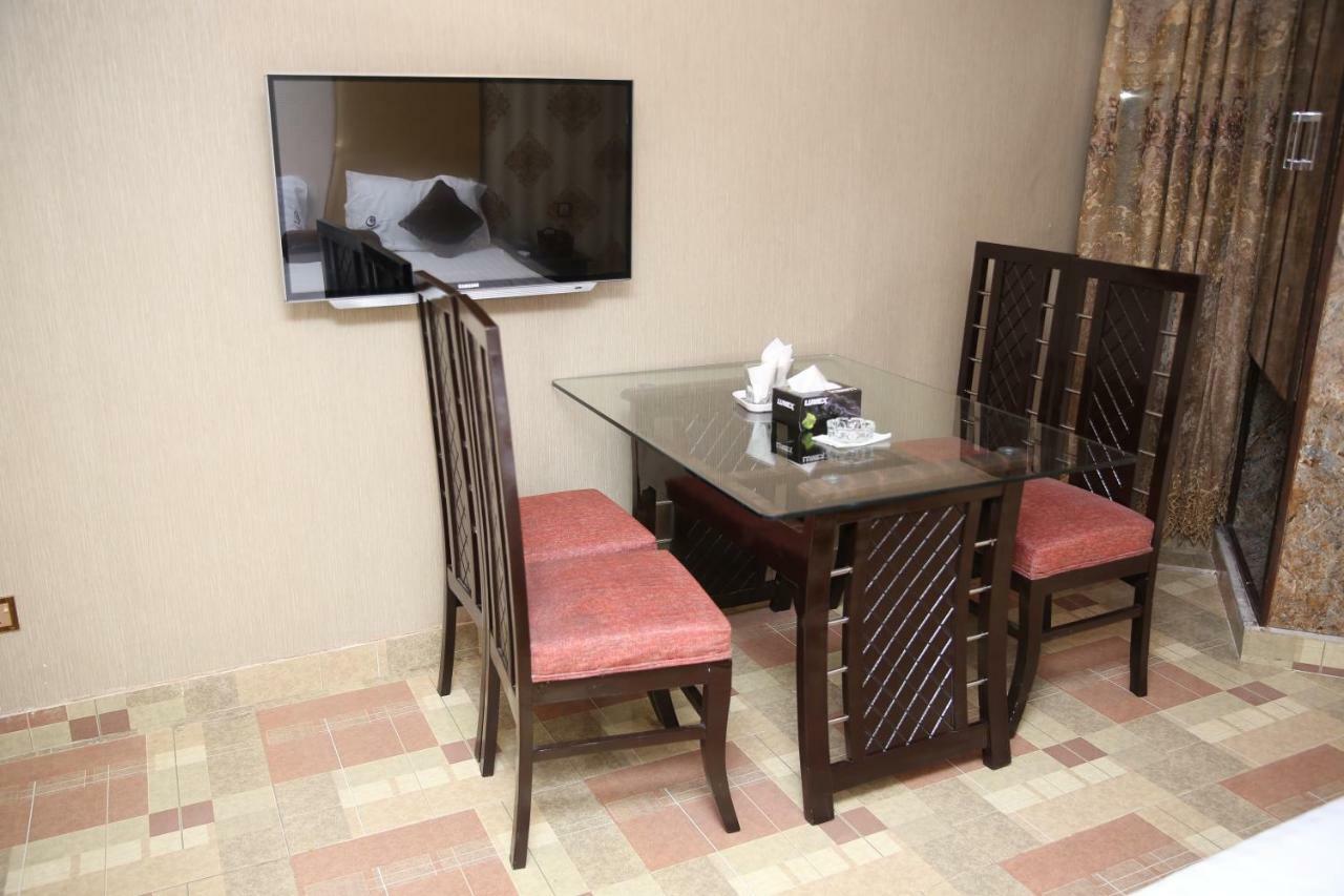 Premier Inn Gulberg Lahore Buitenkant foto