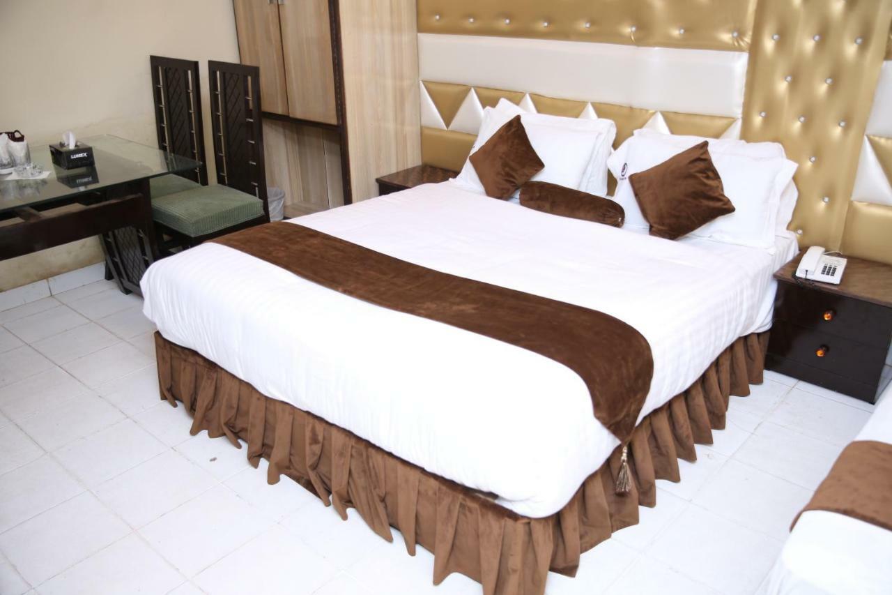 Premier Inn Gulberg Lahore Buitenkant foto