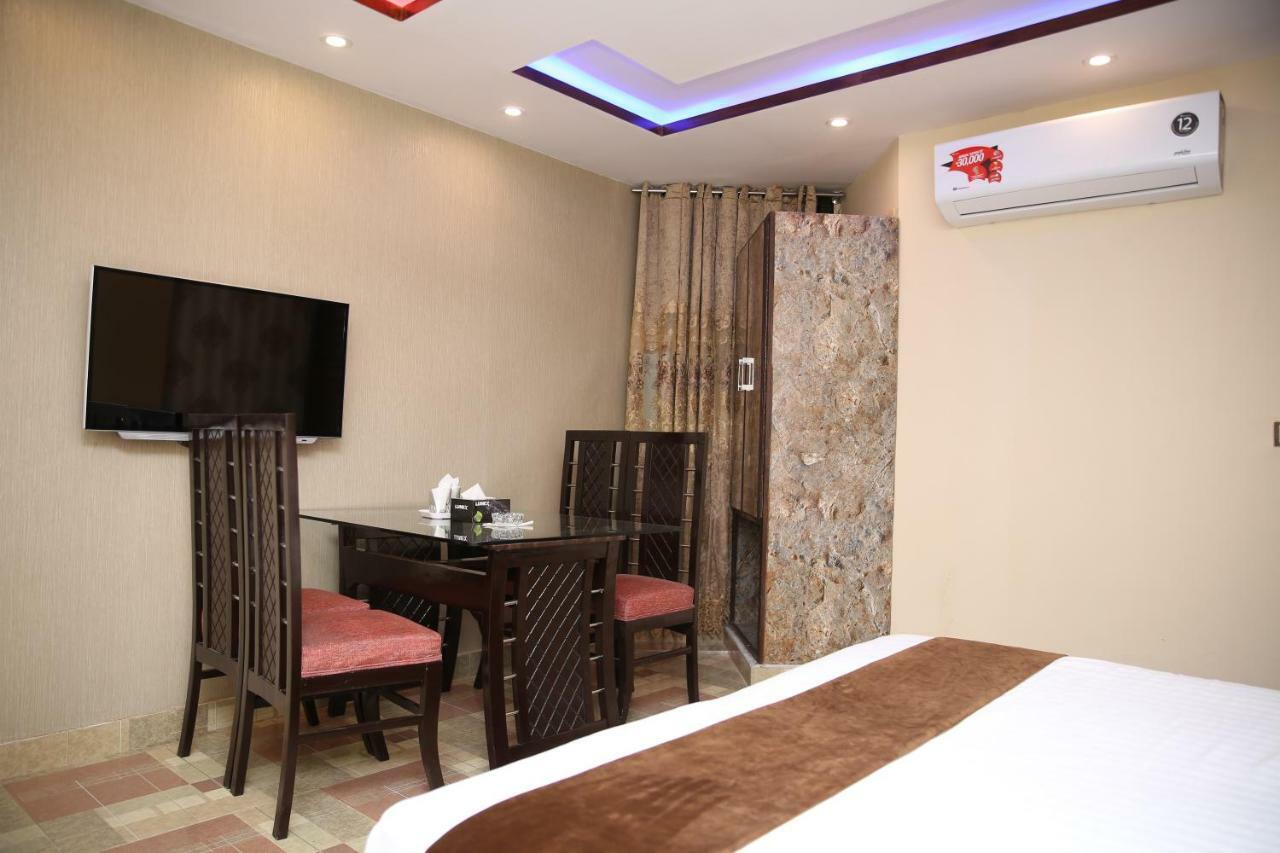 Premier Inn Gulberg Lahore Buitenkant foto