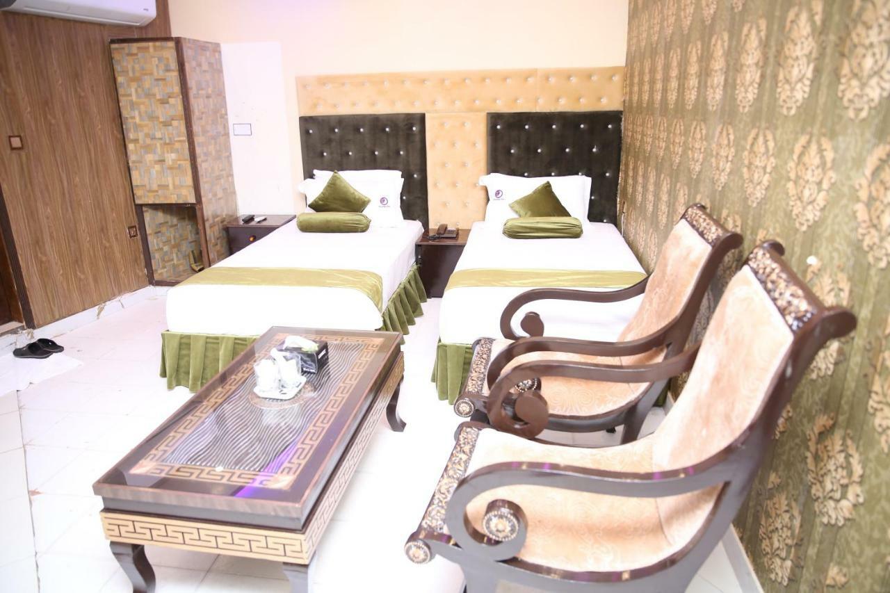 Premier Inn Gulberg Lahore Buitenkant foto