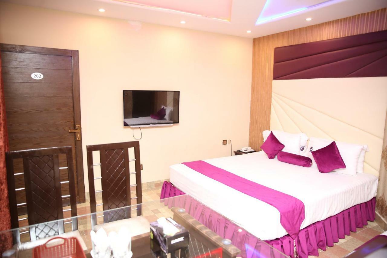 Premier Inn Gulberg Lahore Buitenkant foto