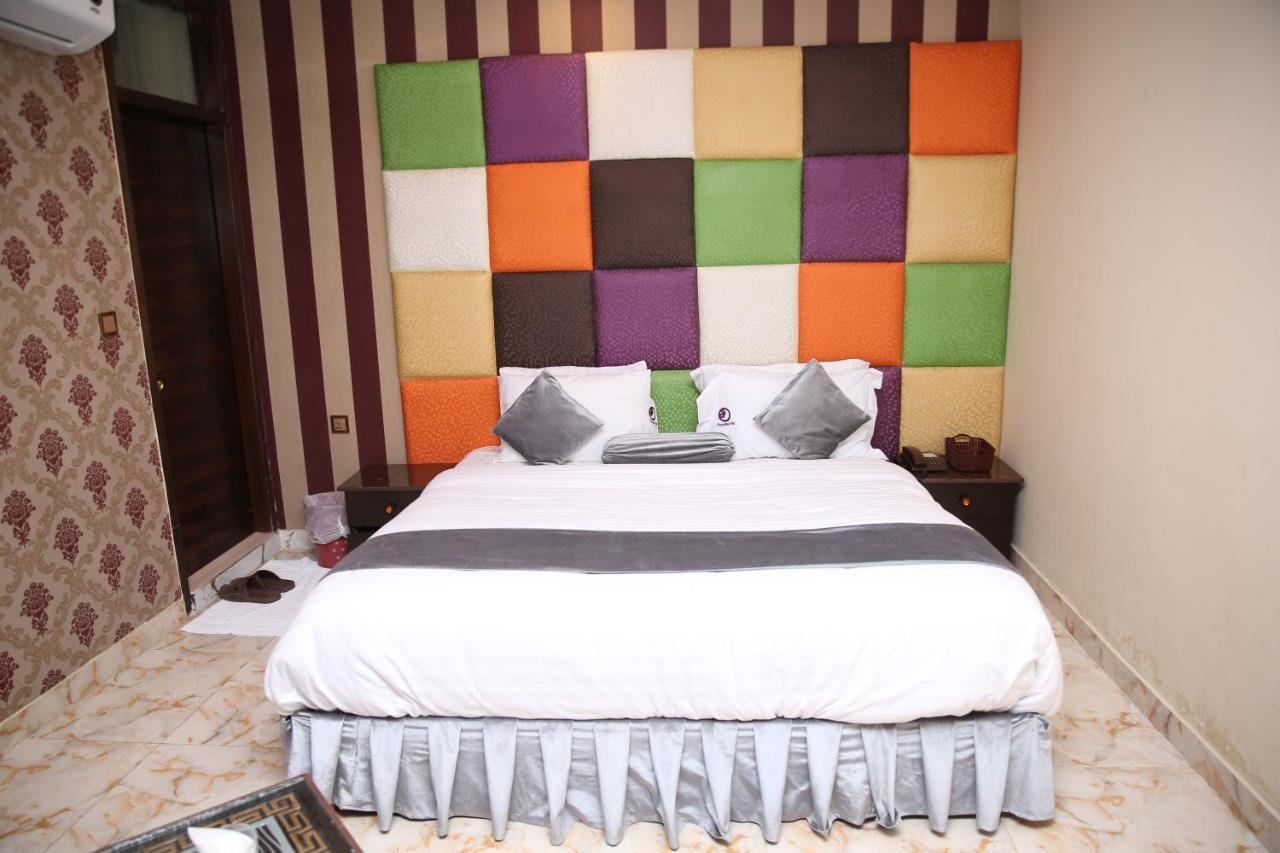 Premier Inn Gulberg Lahore Buitenkant foto