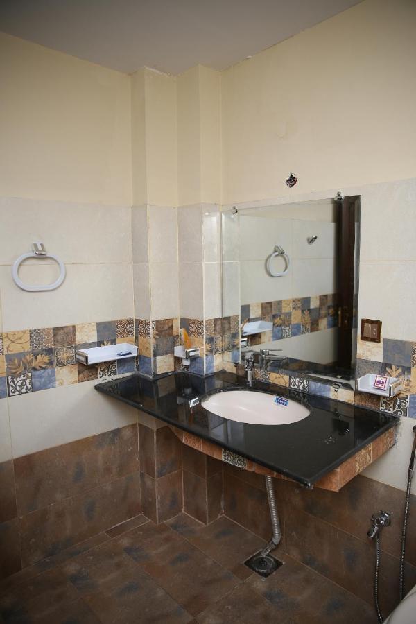 Premier Inn Gulberg Lahore Buitenkant foto